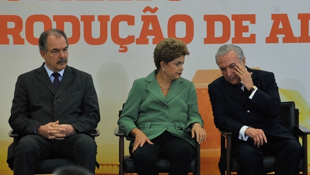 Dilma e os ministros Aloízio Mercadante (Casa Civil) e Michel Temet (Articulação Política) | Foto: Elza Fiúza / ABr