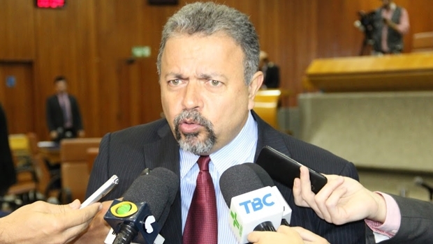 Vereador Elias Vaz (PSB) concede entrevista apresentando as denúncias | Foto: Eduardo Nogueira 