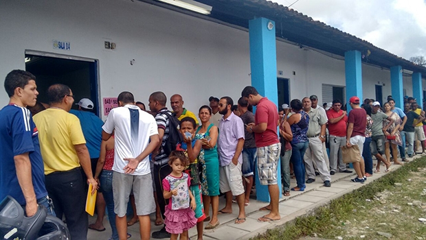 Brasileiros votam, o que é obrigação, mas não questionam os eleitos depois, o que enfraquece a representação | Foto: Mariama Correia