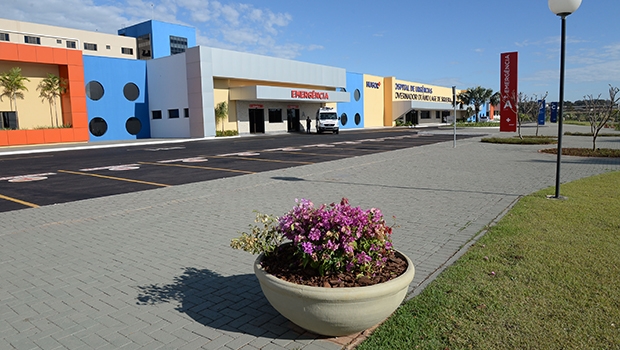 Para não perder funcionários para as OSs, os hospitais privados foram obrigaram a subir gastos com salários. Na foto, Hospital de Urgências da Região Noroeste (Hugol), que deverá contratar quase 3 mil funcionários | Fernando Leite/Jornal Opção