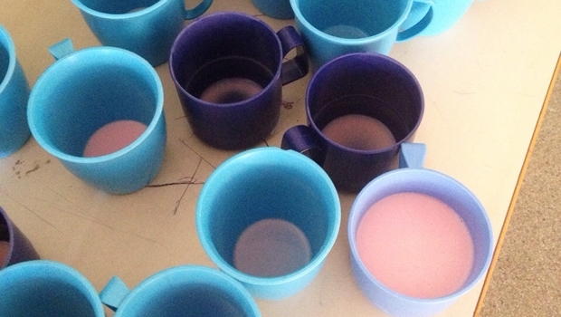 Copos dos alunos da escola São Braz: café da manhã foi iogurte | Foto: arquivo pessoal 