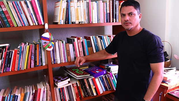 Pernambucano radicado em Goiás, Jamesson Buarque é da linha dos poetas que também são críticos e teóricos | Foto: Fernando Leite