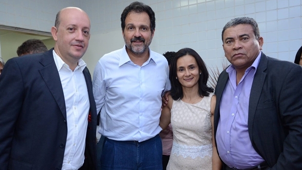 Secretários Walter Mattos e Antônio Reis ladeiam a prefeita Lucimar com o padrinho político, ex-governador do DF, Agnelo Queiroz | Foto: reprodução / Facebook 