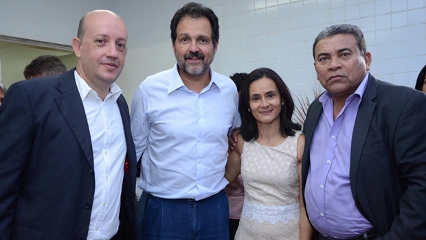Secretários Walter Mattos e Antônio Reis ladeiam a prefeita Lucimar com o padrinho político, ex-governador do DF, Agnelo Queiroz | Foto: reprodução / Facebook