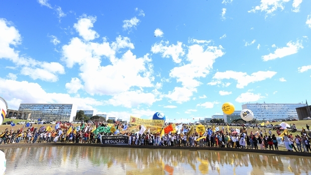 Manisfestantes em frente ao Congresso contra a votacao da maioridade | Foto: Lula Marques/ Agência PT