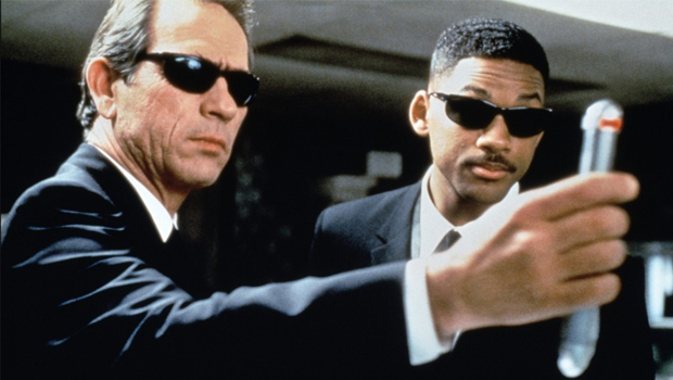 Tommy Lee Jones e Will Smith como os agentes de “MIB - Homens de Preto”: “desver” o indesejável só na ficção