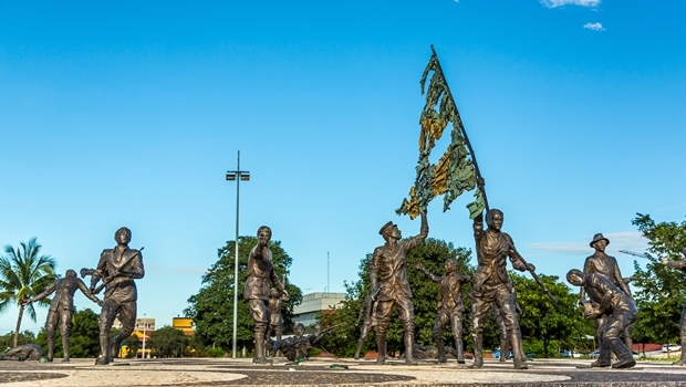 Monumento aos 18  fortes, na praça dos Girassóis, em Palmas | Foto: Embratur