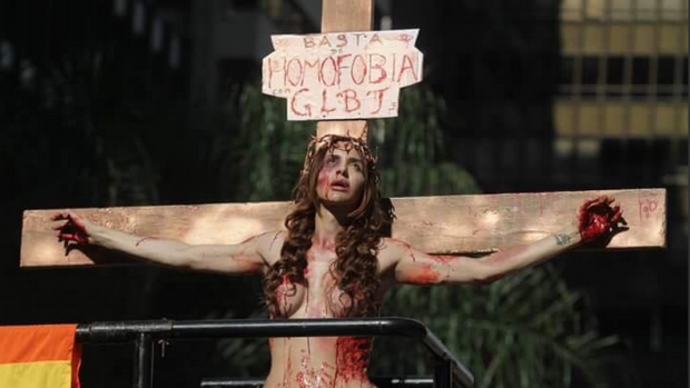 Transsexual Viviany Beleboni afirmou que encenação não passou de uma "metáfora" | Foto: Reprodução/Twitter