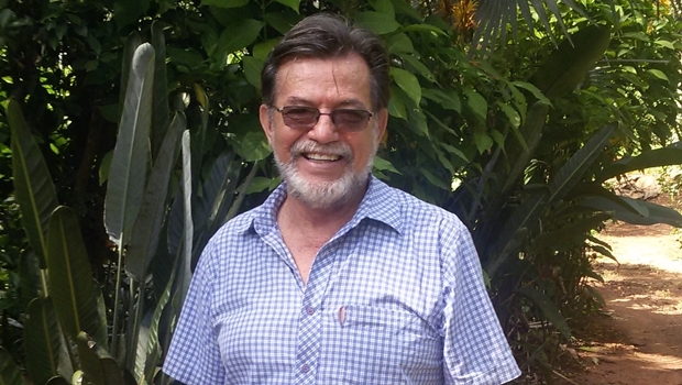 Autor Paulo de Tarso em foto tirada na Estância Lira, uma área de 3,5 alqueires em Aparecida de Goiânia, onde o médico (e ambientalista) promoveu reflorestamento de mais de 160 espécies de árvores do Cerrado | Foto: Arquivo pessoal