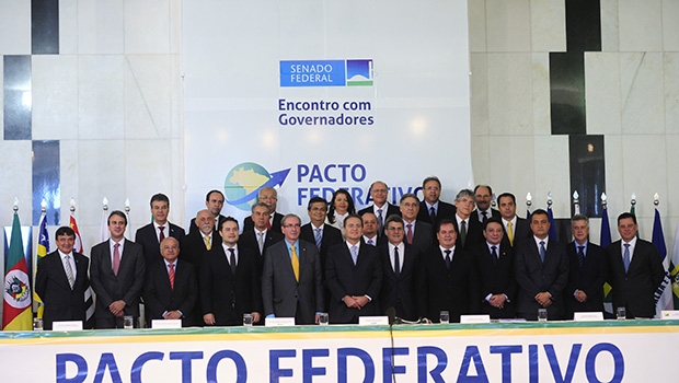 Governadores em reunião com o presidente do Senado, Renan Calheiros: na pauta do encontro, um novo pacto federativo que alivie financeiramente Estados e municípios | Foto: Pedro França/Agência Senado