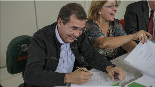 João Gomes assina documento que prevê metas para Educação 