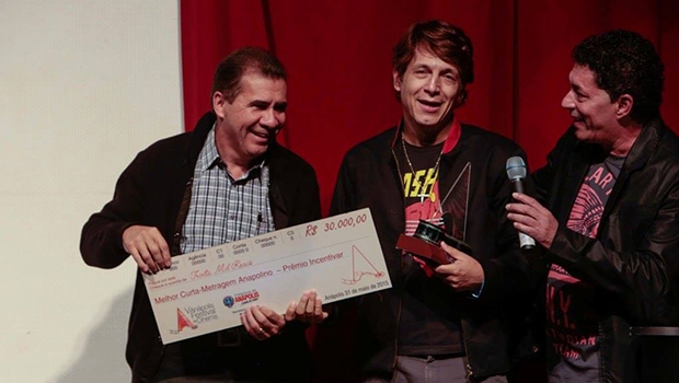 Prefeito João Gomes entrega prêmio a Absair Weston, vencedor do festival