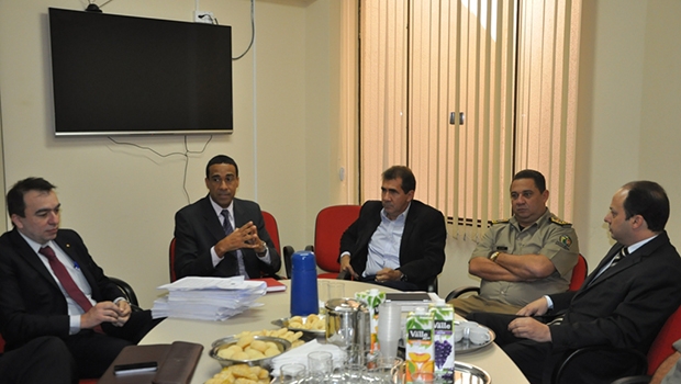 João Gomes com cúpula da Segurança Pública de Goiás