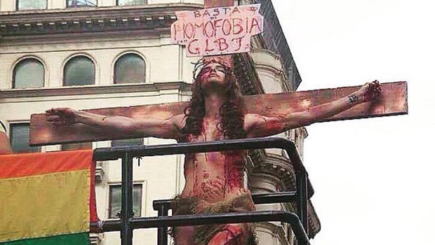 Viviany Beleboni, “crucificada” durante a Parada Gay em São Paulo, em ato que causou polêmica e revolta