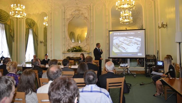 José Eliton apresenta panorama do estado na Câmara de Indústria e Comércio de São Petesburgo| Foto: Divulgação