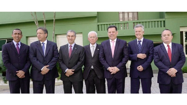 Marcelo Miranda (PMDB-TO), Reinaldo Azambuja (PSDB-MS), ministro Mangabeira Unger, Marconi Perillo, Rodrigo Rollemberg (PSB-DF) e Pedro Taques (PDT-MT): governadores unidos / Divulgação