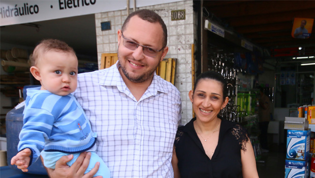 Empresário Warley de Castro Pereira com sua mulher Angely e seu filho caçula, Samuel
