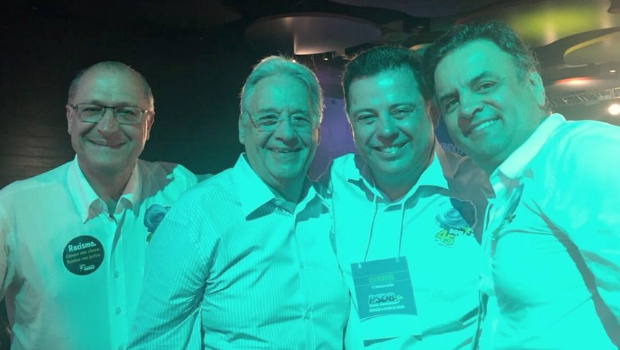 O governador de São Paulo Geraldo Alckmin (esquerda), o ex-Presidente da República Fernando Henrique Cardoso, o governador de Goiás Marconi Perillo e o presidente reeleito do PSDB Aécio Neves | Foto: Reprodução/Facebook