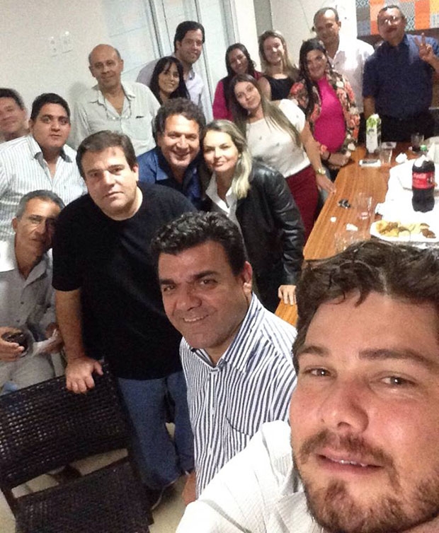 Foto tirada na última reunião da "Nova Via". De listrado, vice-prefeito Demilson Lima 