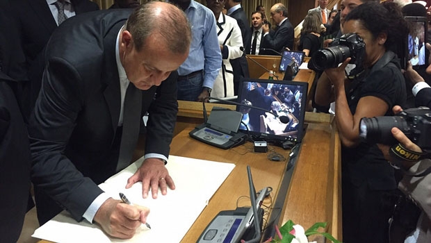 Paulo Garcia assina documento de compromisso com a questão ambiental