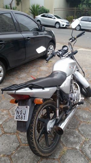 Motocicleta usada durante crime na Praça Tamandaré, na segunda-feira | Foto: Polícia Civil/Divulgação