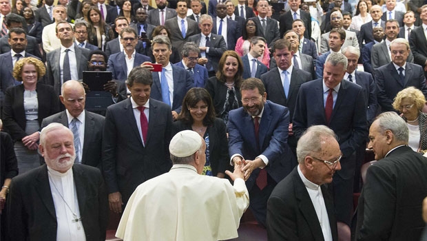Paulo Garcia (ao fundo na foto da esquerda) em audiência no Vaticano, com o Papa Francisco