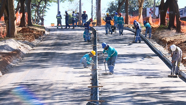 Operários trabalham na concretagem da via por onde passará o modal BRT Norte-Sul | Foto: Fernando Leite/Jornal Opção