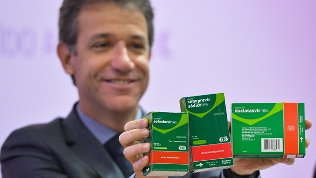 O ministro Arthur Chioro apresenta novos medicamentos utilizados no tratamento da hepatite C | Foto: Elza Fiúza/Agência Brasil