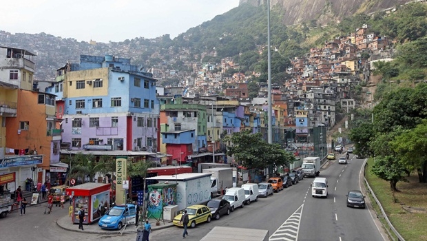 Homem foi encontrado ainda com vida na Rocinha, no Rio de Janeiro | Foto Marcelo Horn