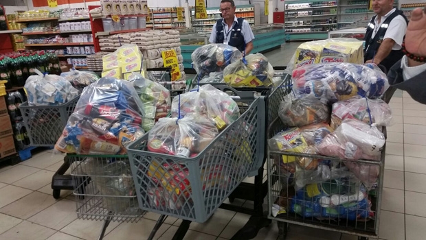 Produtos apreendidos no supermercado Bretas| Foto: Decon