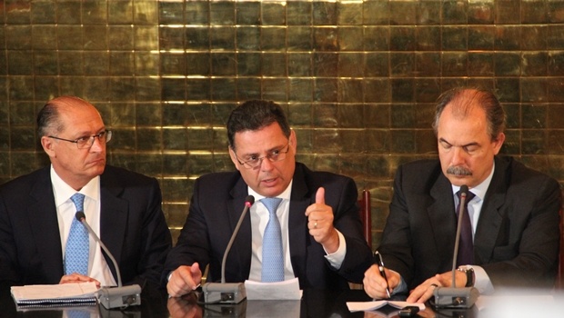 Marconi entre o governador de São Paulo, Geraldo Alckmin (esquerda) e o ministro Aloizio Mercadante | Foto: Humberto Silva