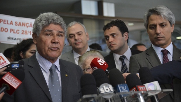Chico Alencar (PSOL) comandou a coletiva que apontou 15 pontos negativos na gestão de Cunha| Foto: José Cruz/ Agência Brasil