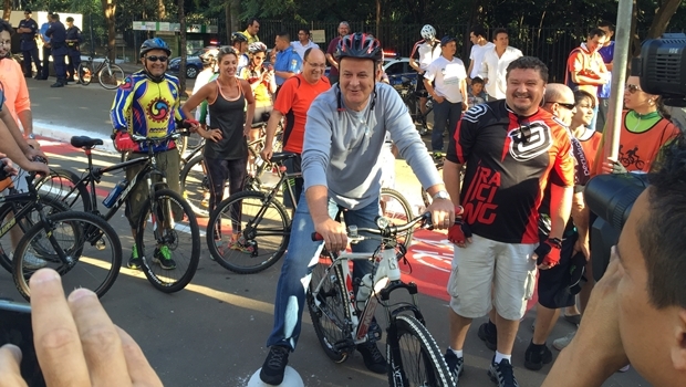 Prefeito Paulo Garcia posa para fotos em uma bicicleta, na inauguração da primeira ciclofaixa permanente da capital | Foto: Alexandre Parrode / Jornal Opção