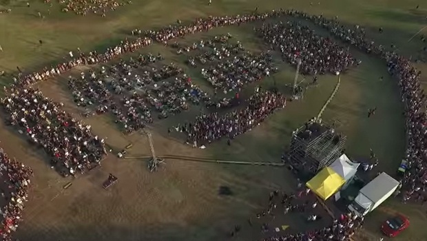 Bateristas, guitarristas, baixista, cantores: mil pessoas se reuniram para tocar uma música da banda e pedir o show deles | Foto: Reprodução YouTube Rockin'1000