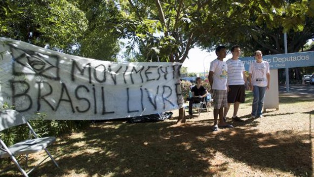 Manifestantes do Movimento Brasil Livre acampam em frente à residência oficial do presidente da Câmara dos Deputados e pedem votação do impeachment da presidenta Dilma Rousseff | Agência Brasil/Marcelo Camargo