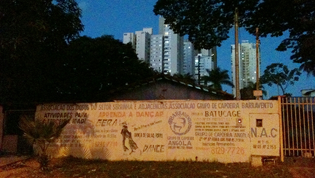 Local onde é realizado Batucagê e torres do condomínio residencial, ao fundo | Fotos: Marcello Dantas
