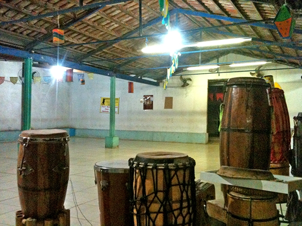 Atividade cultural do conta com instrumentos de percussão 