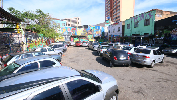 Durante o dia, o Beco da Codorna tem função de estacionamento. Mas a noite e nos fins de semana, a cultura invade o local