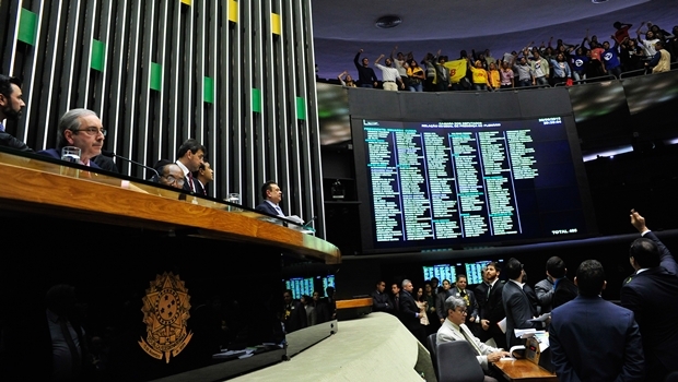 Sessão no plenário da Câmara que discutiu a proposta de redução da maioridade penal. Na foto, deputados se inscrevem para falar na sessão plenária | Foto: Luis Macedo/ Câmara dos Deputados