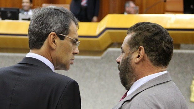 Carlos Soares (à esquerda) foi criticado por Paulo Magalhães. Ambos são da base | Foto: Alberto Maia/Câmara de Goiânia
