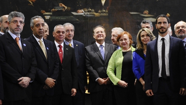 O goiano Miguel Cançado (gravata vermelha) posa para foto ao lado dos presidentes do Senado e da Câmara, Renan Calheiros (PMDB-AL) e Eduardo Cunha (PMDB-RJ), após ser eleito presidente do Conselho de Comunicação Social do Congresso Nacional | Foto: Foto: Marcos Oliveira /Agência Senado