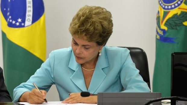 Presidenta Dilma Rousseff assina Medida Provisória que cria Programa de Proteção ao Emprego, durante solenidade no Palácio do Planalto | Foto: Wilson Dias/Agência Brasil