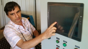 Engenheiro José Alfredo Rosedo mostra painel de controle do telféroco  | Foto: Marcello Dantas/Jornal Opção Online