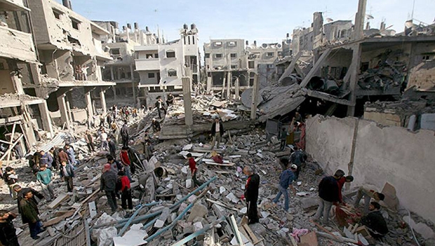 Palestino chora na Faixa  de Gaza após um ataque: quando virá a paz à região?