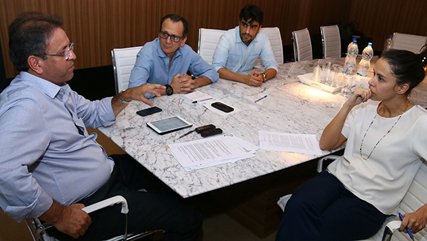 Governador Marcelo Miranda fala aos editores Patrícia Moraes Machado, Cezar Santos e Elder Dias: “Sou otimista” | Foto: Fernando Leite / Jornal Opção