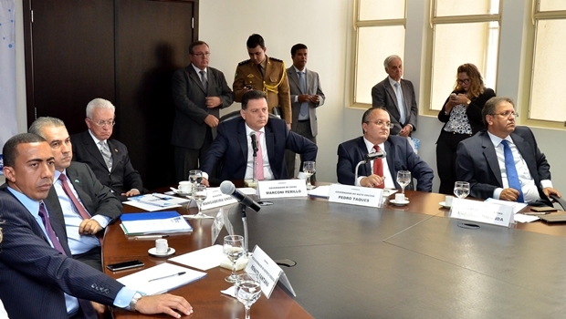 O vice-governador do DF, Renato Santana (PSD); o governador do MS, Reinaldo Azambuja (PSDB); o ministro Mangabeira Unger; o governador Marconi Perillo (PSDB); e os governadores Pedro Taques (MT) e Marcelo Miranda (TO): durante o encontro | Foto: Eduardo Ferreira