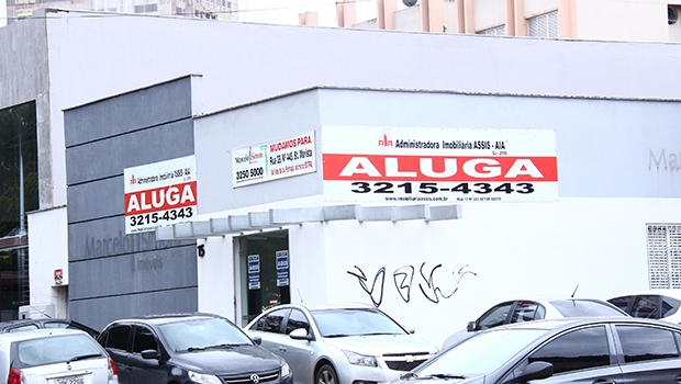 Placas de “vende-se” e “aluga-se” tomam conta das áreas comerciais: a economia do País em recessão | Foto: Fernando Leite
