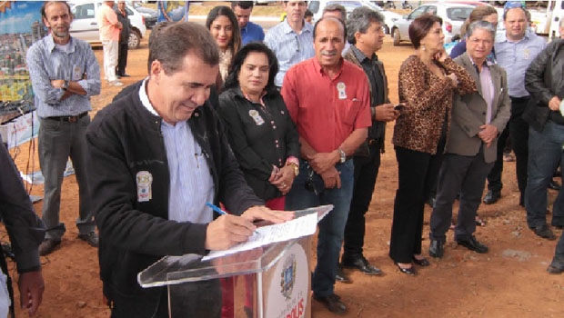 Prefeito assina ordem de serviço para construção de parque