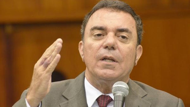 Deputado estadual luís César Bueno, em plenário da Assembleia Legislativa. Petista afirma que PMDB conversa com PT, mas depois se alia ao inimigo político DEM | Foto: Marcos Kennedy