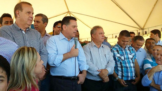 Marconi Perillo, ao microfone, rodeado de autoridades da Região Metropolitana | Foto: Reprodução/Twitter